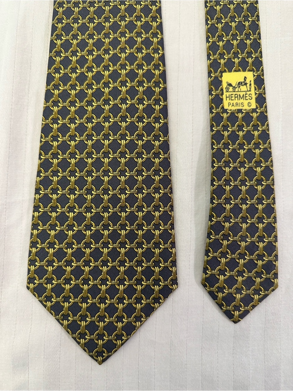 Hermès Paris Silk Tie Charcoal Gray Gold Chain Link Pattern Made in France